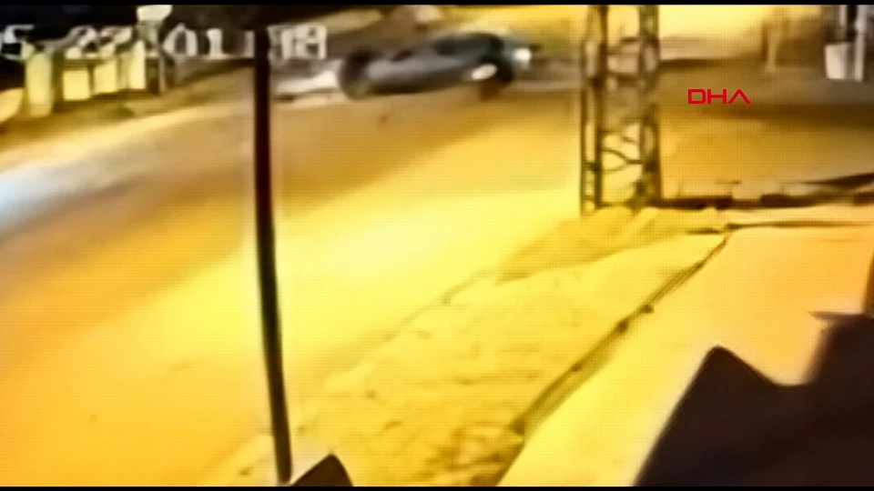 Hatay’da dönüş yapan otomobile iki motosiklet çarptı