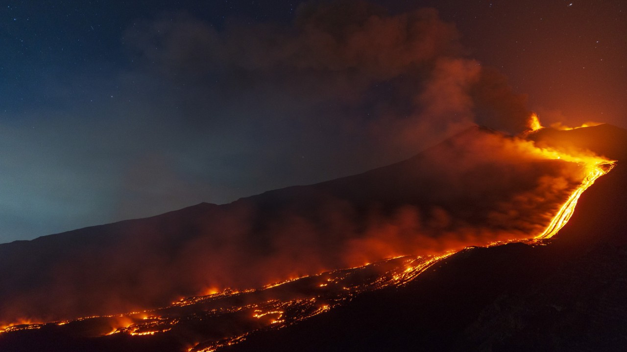 Sicilya’da kırmızı alarm: Etna yeniden uyandı